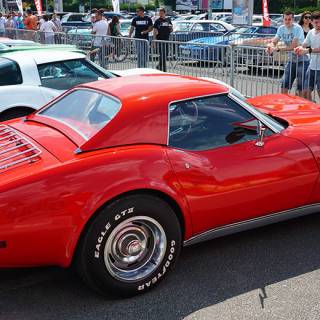 Retro American Muscle Cars - Chevrolet Corvette rosu vedere spate