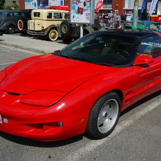 Retro American Muscle Cars - Pontiac rosu coupe